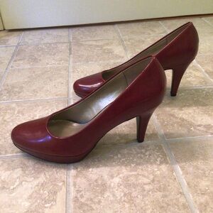 Bandolino Dark Red Wine Size 7 Pumps